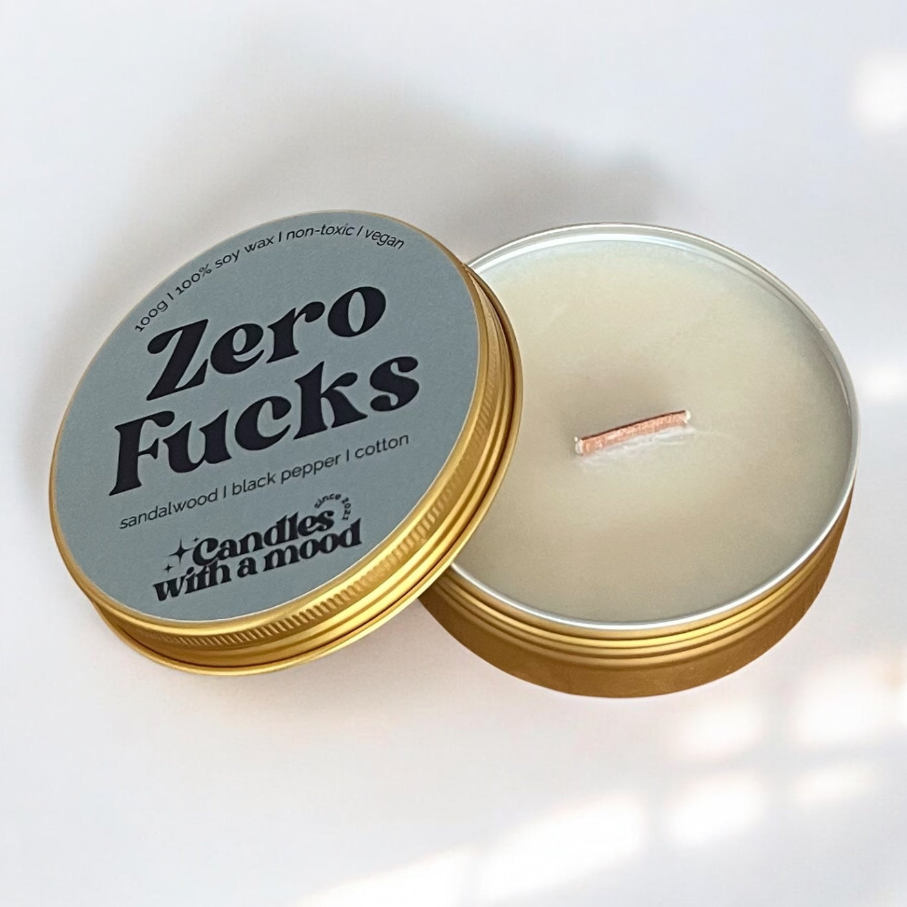 Lumânare parfumată din ceară de soia ZERO FUCKS sandalwood - black pepper - cotton 100g